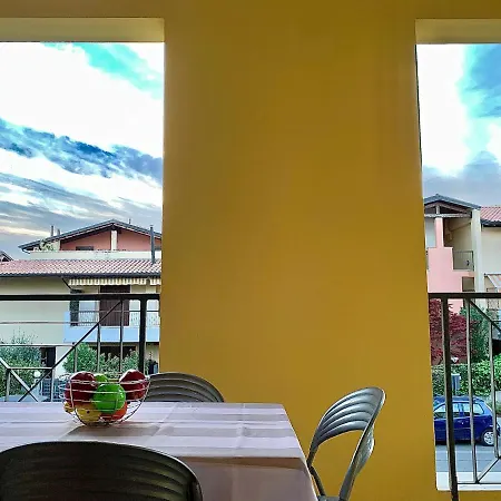 Apartment Yellow Apt *